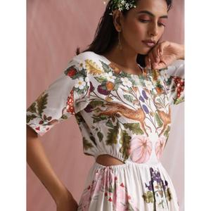 เดรสยาวสไตล์แม็กซี่ ปักลายธรรมชาติ ดีไซน์เก๋ไก๋ ตัดเย็บช่วงเอวอย่างประณีต ผสมผสานความหรูหราอย่างลงตัว เหมาะสำหรับใส่ได้ทั้งกลางวันและกลางคืน - Product Image 3