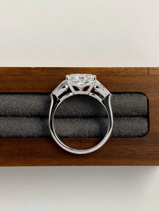 แหวนเพชรรูปหัวใจ 2 กะรัต สร้างในห้องปฏิบัติการ ทองคำขาว 14K แหวนหมั้นและแต่งงาน รับรองโดย IGI ความใส VS+ ดีไซน์หรูหรา - Product Image 2