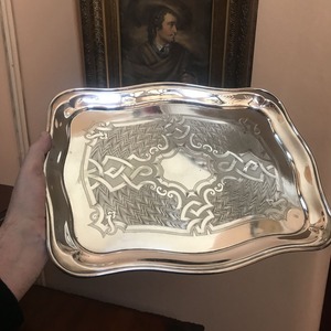 Bandeja Redonda Plateada con Grabado Floral Intrincado, Diseño Decorativo Tradicional, Borde Enmarcado - Product Image 5