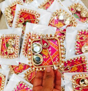 Juego de Thali Rajasthani Hecho a Mano para Pooja con Soportes para Kumkum y Chawal, Borde con Cuentas de Perlas, Base de Tela Tradicional para Festivales - Product Image 1