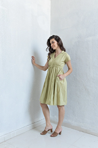 Robe midi à col montant Majesty kart pour femmes, vert automne, avec taille cintrée et imprimé numérique respirant - Product Image 3