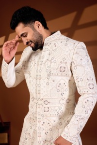 Traje de novio Off White Vergo de tela de seda Mayur Jharokha Sherwani con cinturón de diamantes cosido a mano en color pastel Resham. - Product Image 5