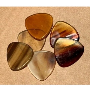Púas de Guitarra de Cuerno Natural Hechas a Mano, Plectro Triangular, Suaves, Duraderas y Ecológicas para Guitarra Acústica y Eléctrica - Product Image 1