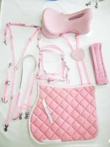 Sillín de Caballo Sintético Rosa Estilo Inglés, Resistente, Marca Bluhorse, Juego Completo |   Pechera Ligera para Montar a Caballo en Senderos - Product Image 2