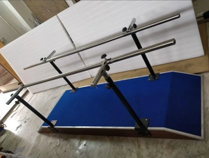 Barres parallèles réglables avec tapis bleu pour équipement de rééducation en physiothérapie. - Product Image 3