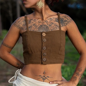 Top court en coton bohème avec design style corset et bretelles réglables, idéal pour les tenues d'été et les festivals - Product Image 4