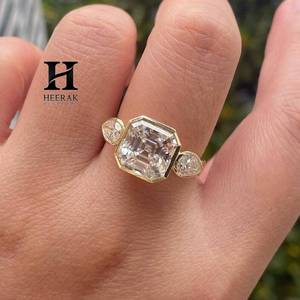Anillo de compromiso de lujo con moissanita talla Asscher, engaste de bisel de oro de 14K, anillo de tres piedras con piedras laterales en forma de pera, estilo Art Deco vintage con diamantes. - Product Image 1