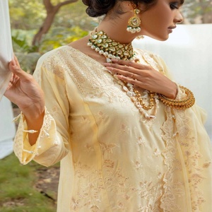Ensemble Salwar Kameez 3 pièces MI Creation, magnifique et élégant, pour occasions spéciales, en viscose, avec broderies lourdes, pour femmes, toutes saisons, à porter au quotidien - Product Image 3