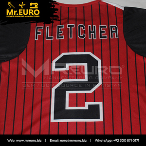 Maillot de softball personnalisé à sublimation, 2 boutons, 100 % polyester, antibactérien, col en V, coupe ample, unisexe, rouge et noir à fines rayures - Product Image 6