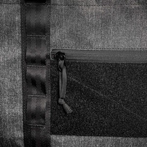 Sac fourre-tout tactique grande capacité, design minimaliste, tissu imperméable, poignée souple, poche intérieure zippée, unisexe, fabriqué au Vietnam - Product Image 3