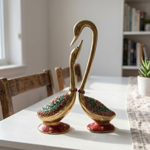 Hermosa figura de cisnes gemelos de latón de colores que representa el amor romántico eterno en habitaciones de lujo, disponible a precios de mayorista. - Product Image 1