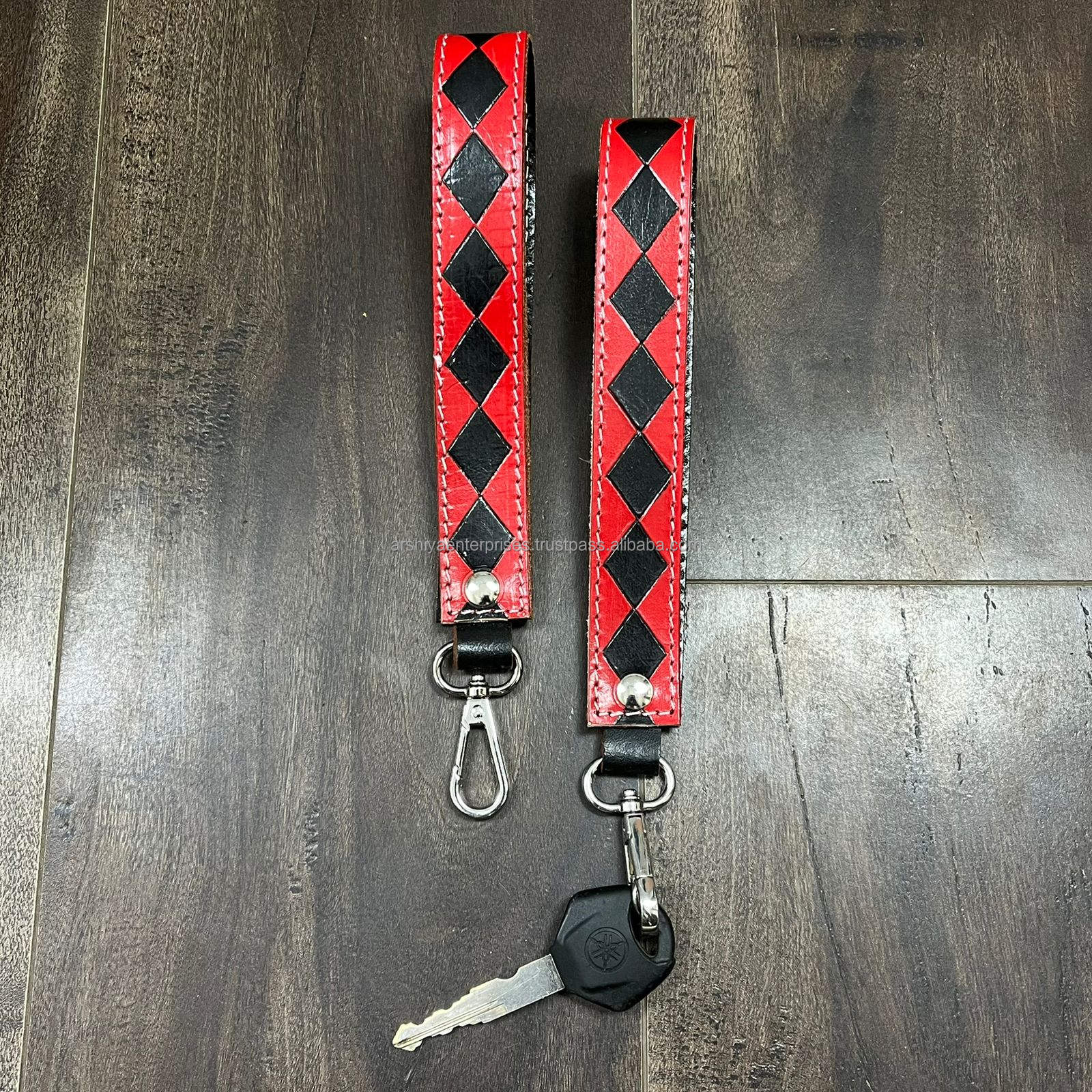 À carreaux noirs et rouges