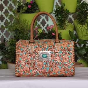 Bolso de Viaje Mini Speedy 100% Cuero Genuino con Flores Grabadas a Mano y una Turquesa Incrustada en el Centro - Product Image 2