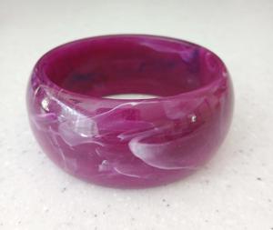Bracelet artisanal en résine rouge cerise transparente, bracelet en acrylique brillant fait à la main, accessoire de mode audacieux pour femmes - Product Image 3