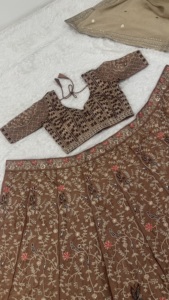 Ensemble Lehenga Choli Dupatta brodé marron indien pakistanais, col en V, tenue de mariage festive - Product Image 5