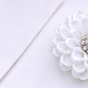 Broche de Flor de Perla Blanca, Elegante Pin Floral de Tela, Joyería para Mujer, Accesorio de Moda Premium con Diseño de Pétalos en Capas - Product Image 6