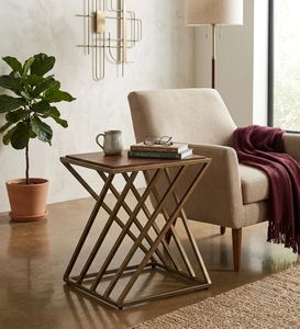 Mesa Auxiliar Cuadrada Contemporánea de Madera con Base de Hierro Dorado Antiguo en Cruz, Mesa Auxiliar Geométrica para Sala de Estar o Dormitorio - Product Image 1