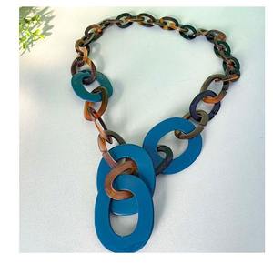 Collier en corne artisanal de qualité supérieure avec sculpture artistique, parfait pour les collections de bijoux bohèmes et les tendances de la mode contemporaine - Product Image 3