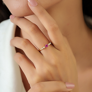 Anillo Apilable Minimalista de Oro Amarillo Puro de 14K con Rubí y Diamantes Engastados en Bisel, el Más Hermoso y Moderno para Chicas, Regalo de Graduación, Joyería - Product Image 4