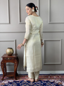 Ensemble pour femme : Kurta droite brodée en soie Chanderi crème dorée avec doublure, pantalon en soie Chanderi et dupatta imprimé en soie - Product Image 5