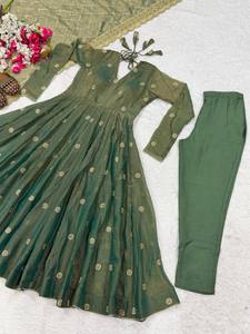 Robe de mariée élégante en soie pour femme, semi-couturée, toutes saisons, style traditionnel indien pakistanais, broderie artisanale - Product Image 5