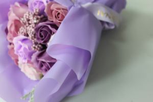 Papier d'emballage pour bouquet de fleurs - Matériau OPP mat doux pour la remise des diplômes, la rentrée scolaire, les anniversaires, Noël et les emballages cadeaux de mariage - Product Image 2