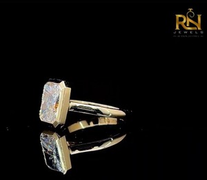 Bague de fiançailles solitaire en or massif 2 carats avec diamant radiant de laboratoire, sertie clos, style moderne minimaliste, luxe raffiné, unisexe, certifiée - Product Image 2