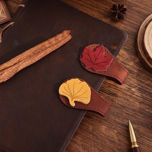 Accessoire de lecture personnalisé en gros avec marque-page en cuir artisanal motif feuille d'érable pour un cadeau attentionné, en vente - Product Image 2