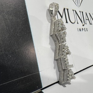 Colgantes y Dijes de Moissanita VVS de Lujo con Certificado IGI, Chapados en Oro sobre Plata 925, con Corte Baguette y Engaste de Canal, Personalizables con Nombre - Product Image 1