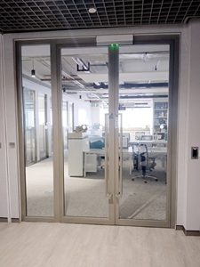 Puerta Cortafuego Glaseada de Alta Resistencia y Calidad Superior para Aplicaciones Arquitectónicas e Interiores Disponible al Mejor Precio - Product Image 1