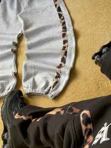 Pantalones Deportivos de Felpa 100% Algodón, con Estampado de Leopardo, Rayas Laterales de Dos Tonos, Puños Ajustables y Logotipo Bordado - Product Image 2