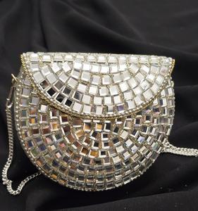 Bolso de mano metálico redondo con diseño intrincado, perfecto para bodas, eventos festivos y con un estilo étnico elegante. - Product Image 1