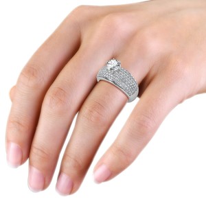 Bague de fiançailles en or blanc avec diamant rond taille brillant, alliance de luxe pour femme - Product Image 4