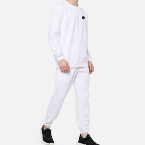 Conjunto deportivo moderno para hombre para uso diario informal con material suave, ajuste cómodo y diseño moderno. - Product Image 4