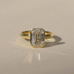 Bague de fiançailles en or jaune 10K/14K/18K avec diamant de laboratoire taille émeraude serti clos, style moderne et minimaliste, pour elle - Product Image 1