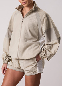 Conjunto de Verano para Mujer en Color Marrón Vainilla, Chaqueta Tejida y Pantalones Cortos, Conjunto de 2 Piezas con Cierre Completo y Costuras Reforzadas - Product Image 4