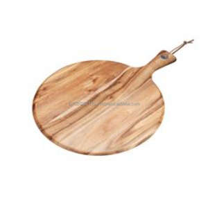 Planche à découper en bois traditionnelle qui ajoute une touche classique à la préparation des repas et à la cuisine maison - Product Image 1
