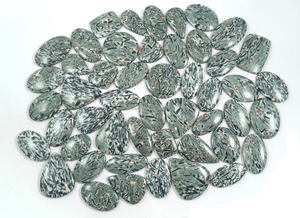 Pierres précieuses Hornblende en gros, formes variées, pierres naturelles noires et vertes pour la fabrication de bijoux - Product Image 3