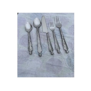 Ensemble de couverts vintage jetables en acier inoxydable, cinq pièces, avec manche gravé, cuillère, fourchette, couteau, style antique - Product Image 1