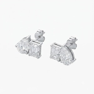 Pendientes de Oro Sólido de 10K, 14K y 18K con Certificación IGI, Color DEF, Claridad VS VVS, con Dos Diamantes Creados en Laboratorio en Forma de Pera y Esmeralda, Diseño Toi Et Moi - Product Image 3