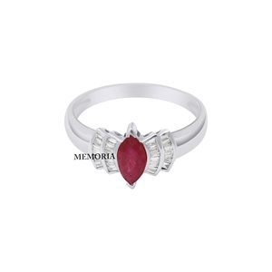 Bague en or jaune 14 carats avec rubis marquise naturel et diamants baguette superposés, Memoria Jewels, vente en gros - Product Image 3