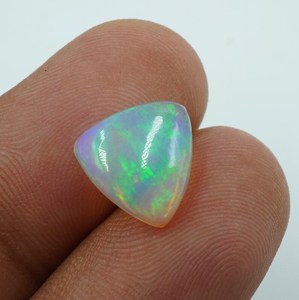 พลอยโอปอลเอธิโอเปียธรรมชาติ 2.50 กะรัต รูปทรงทริลเลียน คาโบชอง สีเล่นแสง/สีไฟ ยี่ห้อ HAYAAT GEMS ขนาด 11.7x11.5x3.8 มม. ของขวัญสำหรับเธอ - Product Image 1