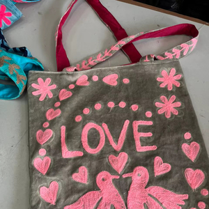 Bolso Tote de Terciopelo Premium con Bordado Elegante, al Mejor Precio al por Mayor, para Viajes, Fiestas, Regalo para Mujer - Product Image 1