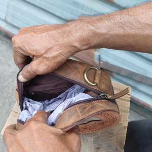 Bolso bandolera redondo de cuero genuino estilo vintage Western Canteen Bag de 7 pulgadas con cierre de cremallera y dos asas, portátil para uso diario - Product Image 2
