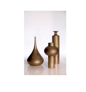 Vase à fleurs décoratif moderne en métal, finition élégante, idéal pour la décoration intérieure contemporaine et les arrangements floraux - Product Image 1