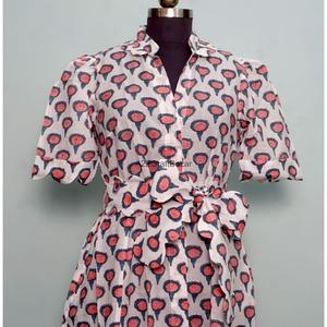 Robe midi décontractée avec col en V, manches courtes, design en A, ceinture à nouer, boutons décoratifs, tissu en coton respirant, pour un usage quotidien, pour femmes - Product Image 6