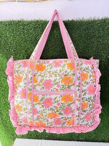 Sac fourre-tout matelassé en coton fait main de qualité supérieure Dolly Enterprises, style vintage, grand modèle à volants, fermeture éclair, couleur unie, origine Rajasthan - Product Image 3