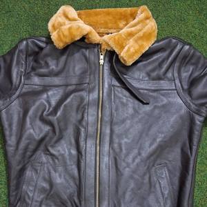 Chaqueta de cuero negro de vaca de primera calidad hecha a mano para hombre, con cuello de piel sintética, estilo shearling cálido, chaqueta bomber moderna personalizada. - Product Image 4