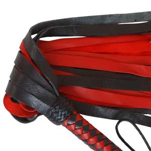 Flogger en cuir de mouton véritable avec poignée élégante et boucle en acier, largeur 3,5 cm, franges coupées uniformément - Product Image 3