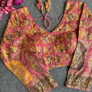 Blusa de Sari de Seda Pura Dola de Diseño con Tejido Multicolor y Cuello en V para Mujer - Product Image 1